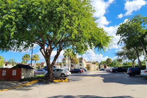 Снять в аренду кондоминиум в Майами, Флорида 3 спальни, 115.2м2, № 1954443 - фото 3