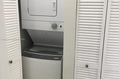 Снять в аренду квартиру в Майами, Флорида 2 спальни, 69.68м2, № 2067837 - фото 4