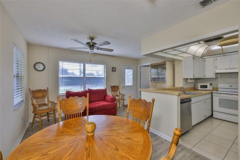 Condo in Sun City Center, Florida, 2 bedrooms  № 1916494 - photo 7
