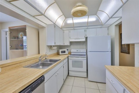 Condo in Sun City Center, Florida, 2 bedrooms  № 1916494 - photo 11