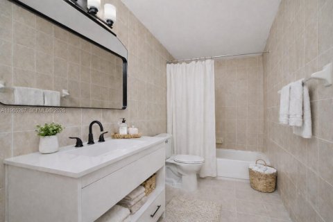 House in Miami Gardens, Florida 4 bedrooms, 135.64 sq.m. № 2030764 - photo 19