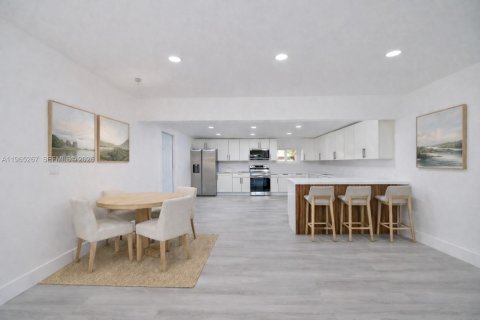 House in Miami Gardens, Florida 4 bedrooms, 135.64 sq.m. № 2030764 - photo 4