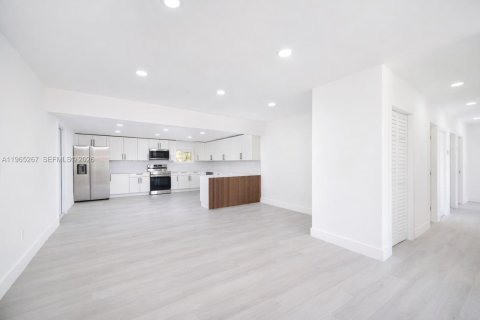 House in Miami Gardens, Florida 4 bedrooms, 135.64 sq.m. № 2030764 - photo 5