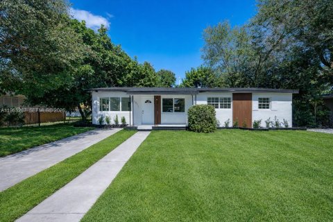 House in Miami Gardens, Florida 4 bedrooms, 135.64 sq.m. № 2030764 - photo 1