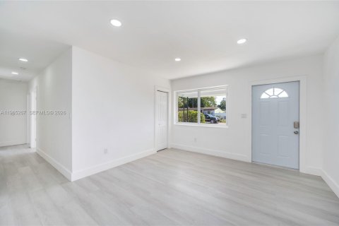 House in Miami Gardens, Florida 4 bedrooms, 135.64 sq.m. № 2030764 - photo 14