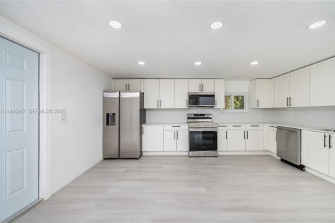 House in Miami Gardens, Florida 4 bedrooms, 135.64 sq.m. № 2030764 - photo 9