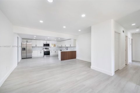 House in Miami Gardens, Florida 4 bedrooms, 135.64 sq.m. № 2030764 - photo 8