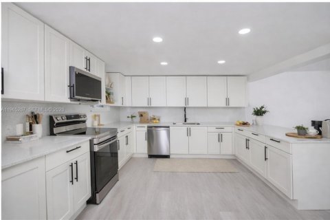 House in Miami Gardens, Florida 4 bedrooms, 135.64 sq.m. № 2030764 - photo 10