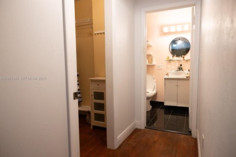 Снять в аренду коммерческую недвижимость в Майами, Флорида 1 спальня, 41.81м2, № 1990096 - фото 8