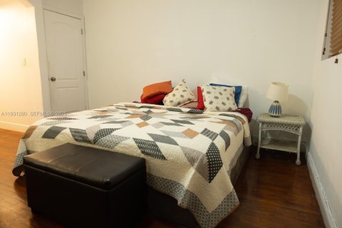 Снять в аренду коммерческую недвижимость в Майами, Флорида 1 спальня, 41.81м2, № 1990096 - фото 1