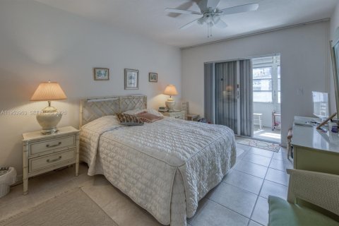 Condo in Lake Worth, Florida, 2 bedrooms  № 2007987 - photo 13