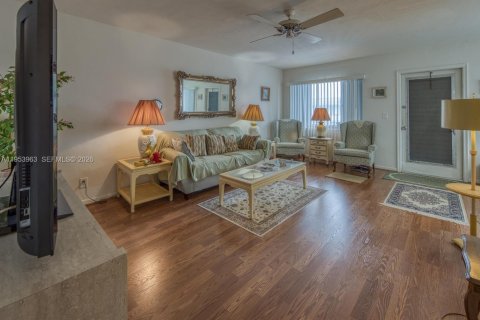 Condo in Lake Worth, Florida, 2 bedrooms  № 2007987 - photo 3