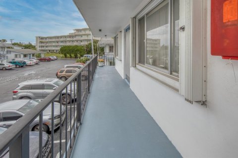 Condo in Lake Worth, Florida, 2 bedrooms  № 2007987 - photo 19