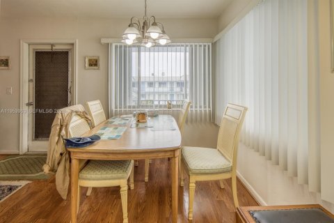 Condo in Lake Worth, Florida, 2 bedrooms  № 2007987 - photo 6