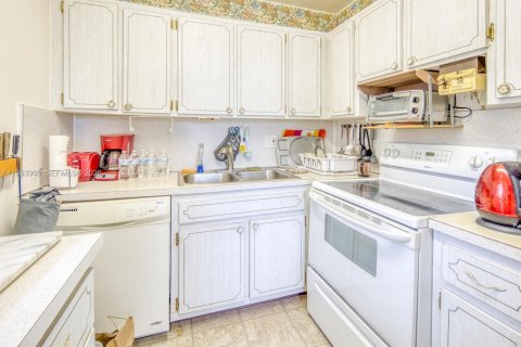 Condo in Lake Worth, Florida, 2 bedrooms  № 2007987 - photo 11