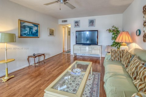 Condo in Lake Worth, Florida, 2 bedrooms  № 2007987 - photo 5