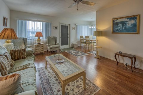 Condo in Lake Worth, Florida, 2 bedrooms  № 2007987 - photo 4