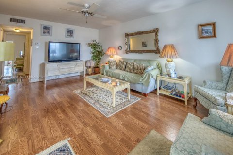 Condo in Lake Worth, Florida, 2 bedrooms  № 2007987 - photo 2