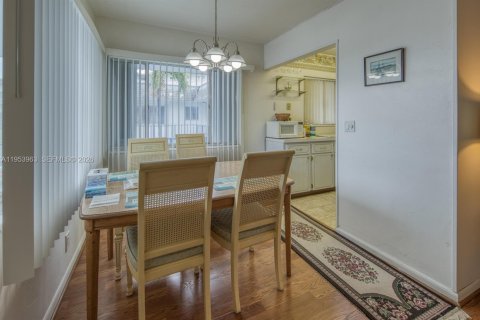 Condo in Lake Worth, Florida, 2 bedrooms  № 2007987 - photo 8