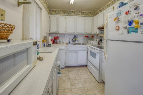 Condo in Lake Worth, Florida, 2 bedrooms  № 2007987 - photo 9