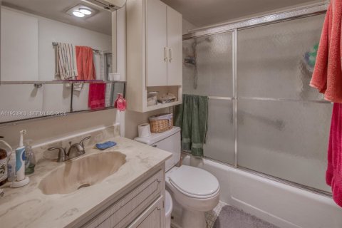 Condo in Lake Worth, Florida, 2 bedrooms  № 2007987 - photo 17