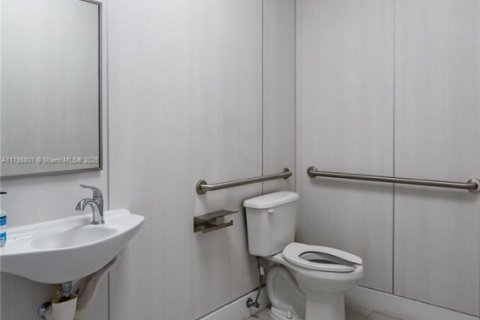 Commercial property in Miami, Florida № 1861940 - photo 12