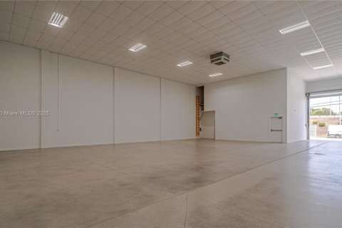 Commercial property in Miami, Florida № 1861940 - photo 18