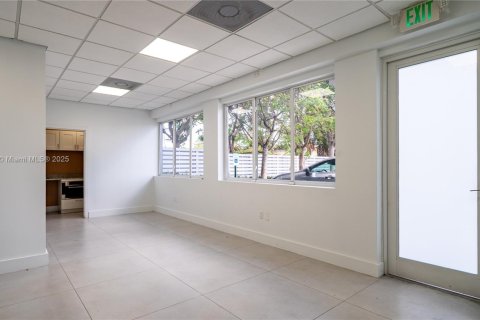 Commercial property in Miami, Florida № 1861940 - photo 6
