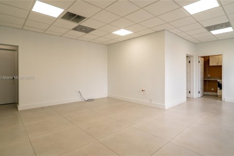 Commercial property in Miami, Florida № 1861940 - photo 5