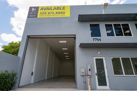 Commercial property in Miami, Florida № 1861940 - photo 14