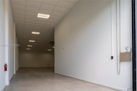 Commercial property in Miami, Florida № 1861940 - photo 15