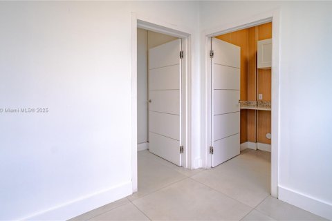 Commercial property in Miami, Florida № 1861940 - photo 8