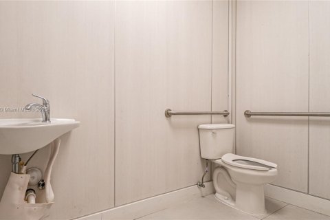 Commercial property in Miami, Florida № 1861940 - photo 24