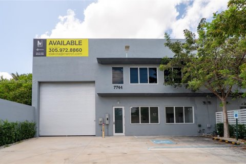 Commercial property in Miami, Florida № 1861940 - photo 1