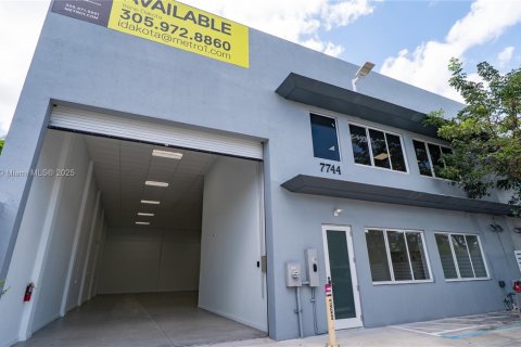 Commercial property in Miami, Florida № 1861940 - photo 2