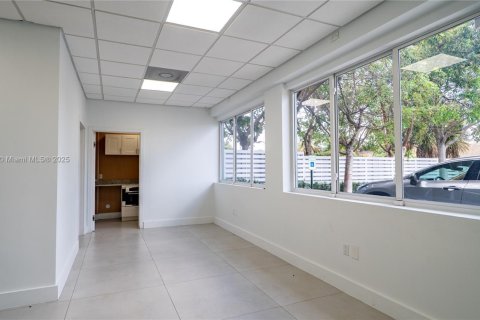 Commercial property in Miami, Florida № 1861940 - photo 4