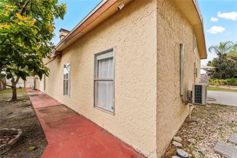 House in Tampa, Florida 4 bedrooms, 182.09 sq.m. № 1826279 - photo 7