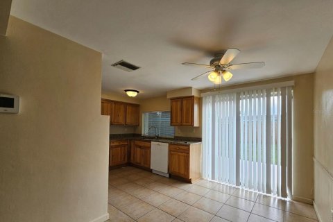 Villa ou maison à louer à New Port Richey, Floride: 2 chambres, 78.78 m2 № 2399541 - photo 6