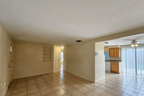 Villa ou maison à louer à New Port Richey, Floride: 2 chambres, 78.78 m2 № 2399541 - photo 5