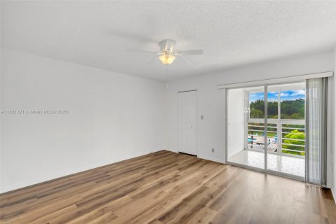 Condo in Coconut Creek, Florida, 2 bedrooms  № 1783621 - photo 12