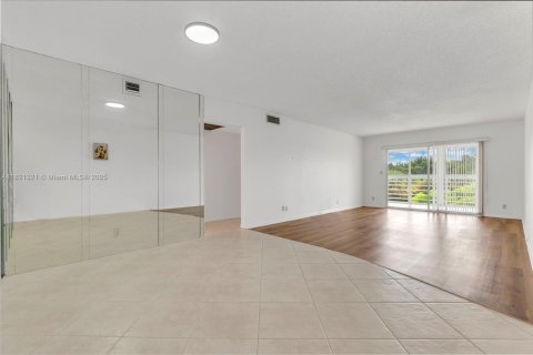 Condo in Coconut Creek, Florida, 2 bedrooms  № 1783621 - photo 2