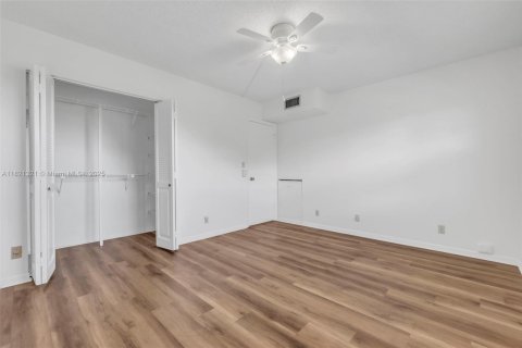 Condo in Coconut Creek, Florida, 2 bedrooms  № 1783621 - photo 13