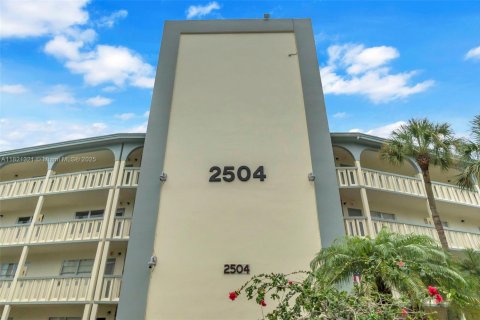 Condo in Coconut Creek, Florida, 2 bedrooms  № 1783621 - photo 1