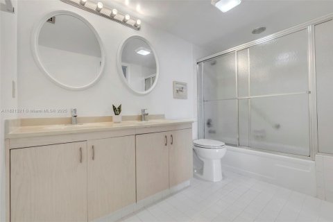 Condo in Coconut Creek, Florida, 2 bedrooms  № 1783621 - photo 11