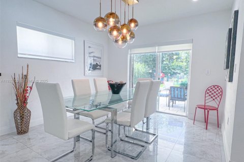 Casa en venta en El Portal, Florida, 4 dormitorios, 185.8 m2 № 1993851 - foto 12