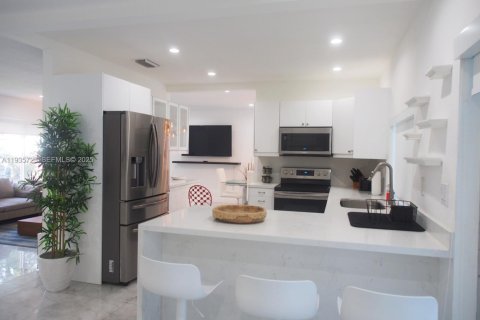 Casa en venta en El Portal, Florida, 4 dormitorios, 185.8 m2 № 1993851 - foto 9