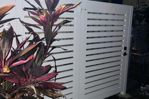 Casa en venta en El Portal, Florida, 4 dormitorios, 185.8 m2 № 1993851 - foto 3