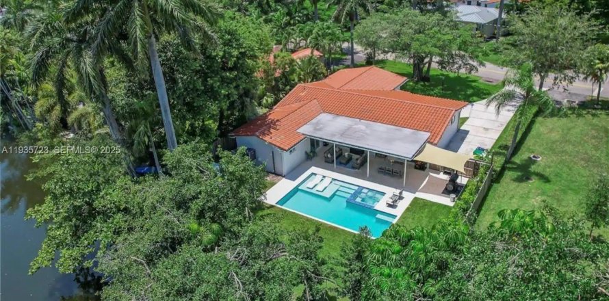 Casa en El Portal, Florida 4 dormitorios, 185.8 m2 № 1993851