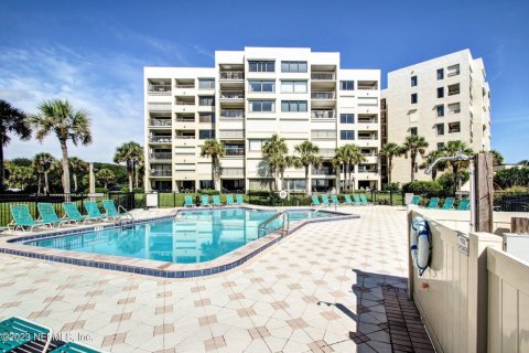 Condo in Fernandina Beach, Florida, 2 bedrooms  № 877845 - photo 1