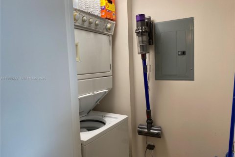 Condo in Miami, Florida, 2 bedrooms  № 2052871 - photo 23